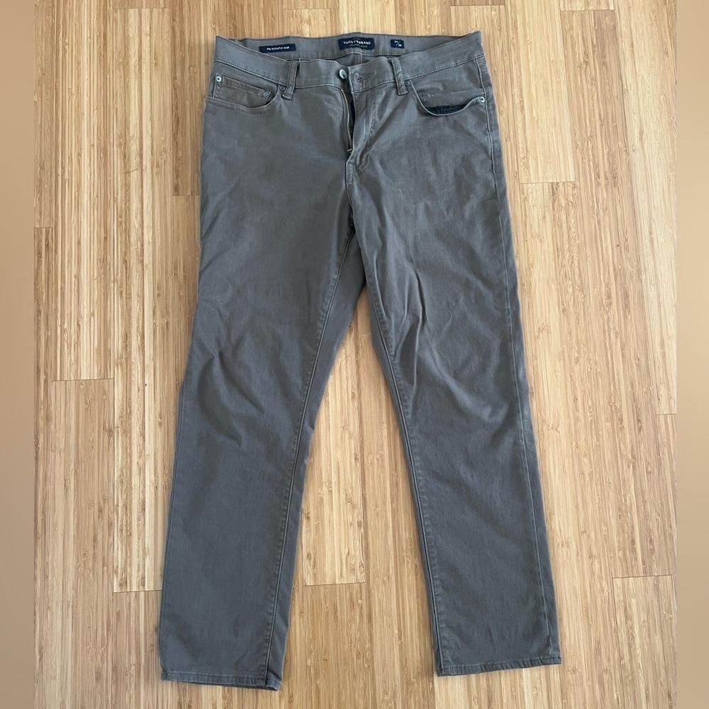 Lucky Brand mens 410 athletic fit chinos. Olive green 34/30